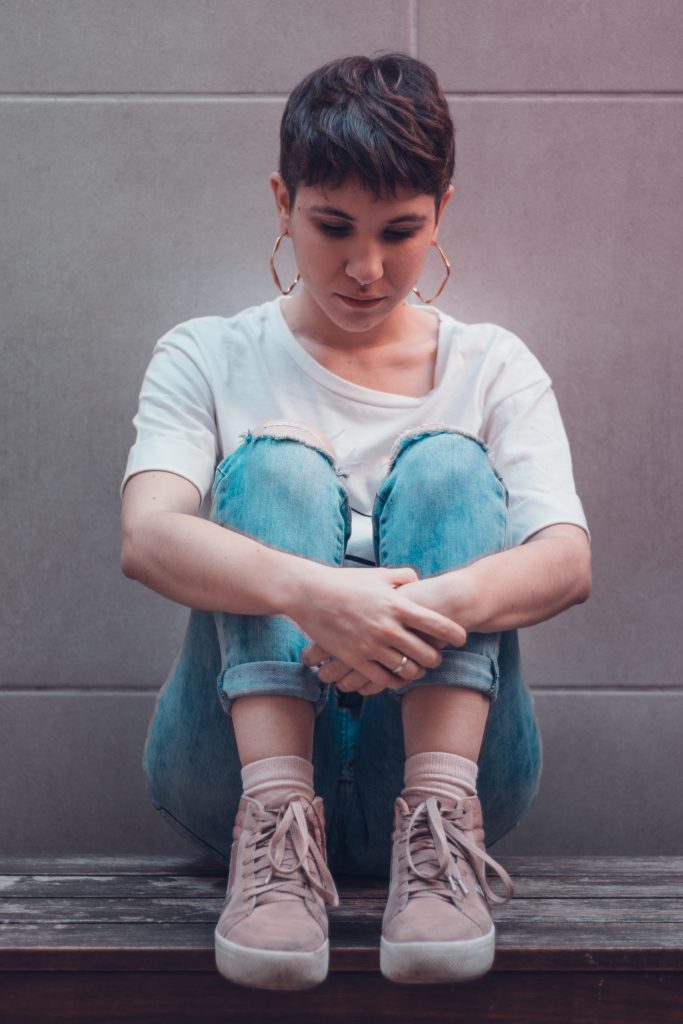 woman-sitting-on-the-bench-3270980